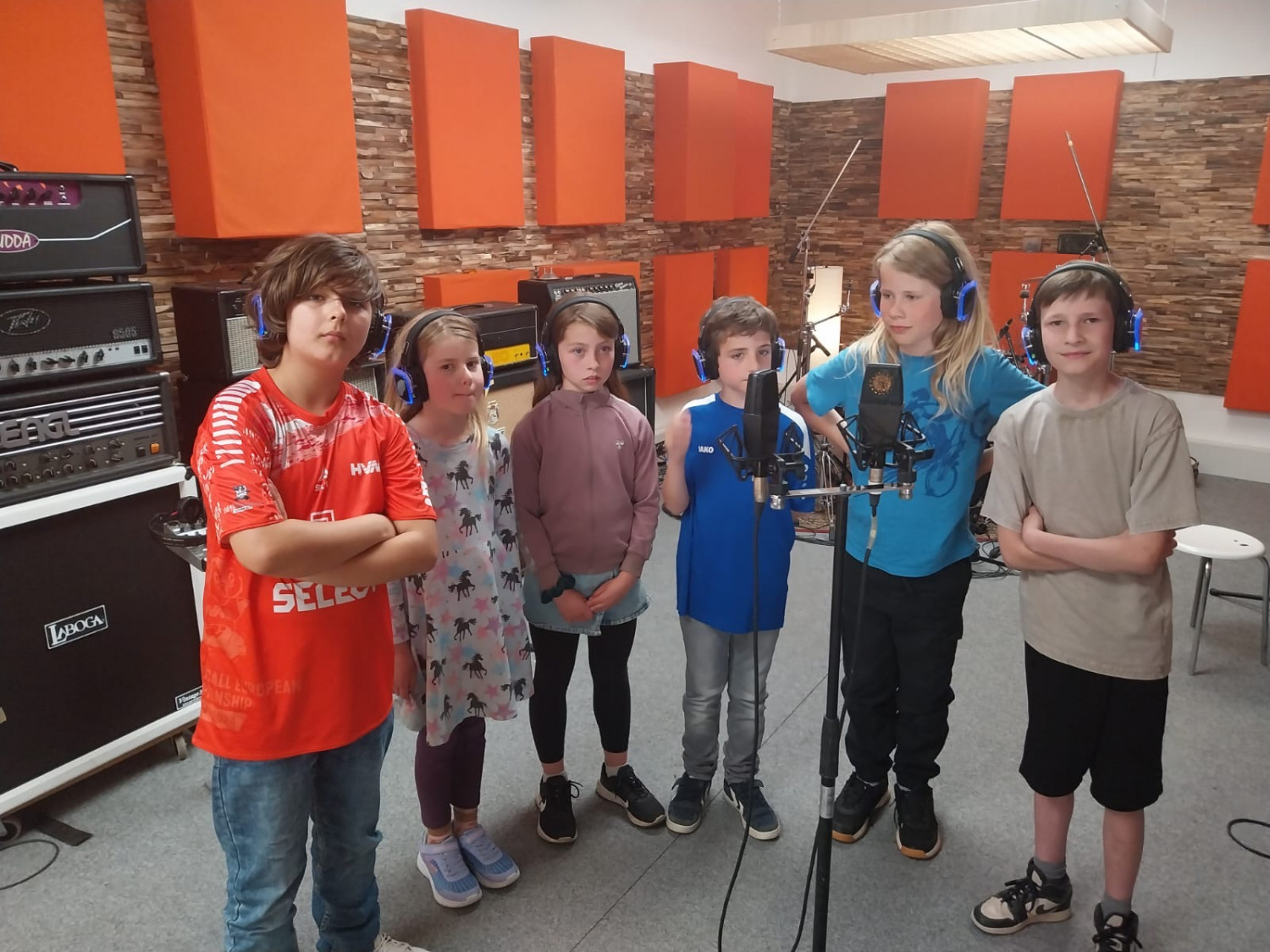 Der Kinderchor unterstützt die Bad Nenndorf Boys - so wie auch schon beim ersten Auftritt mit dem Song im Dezember 2023.