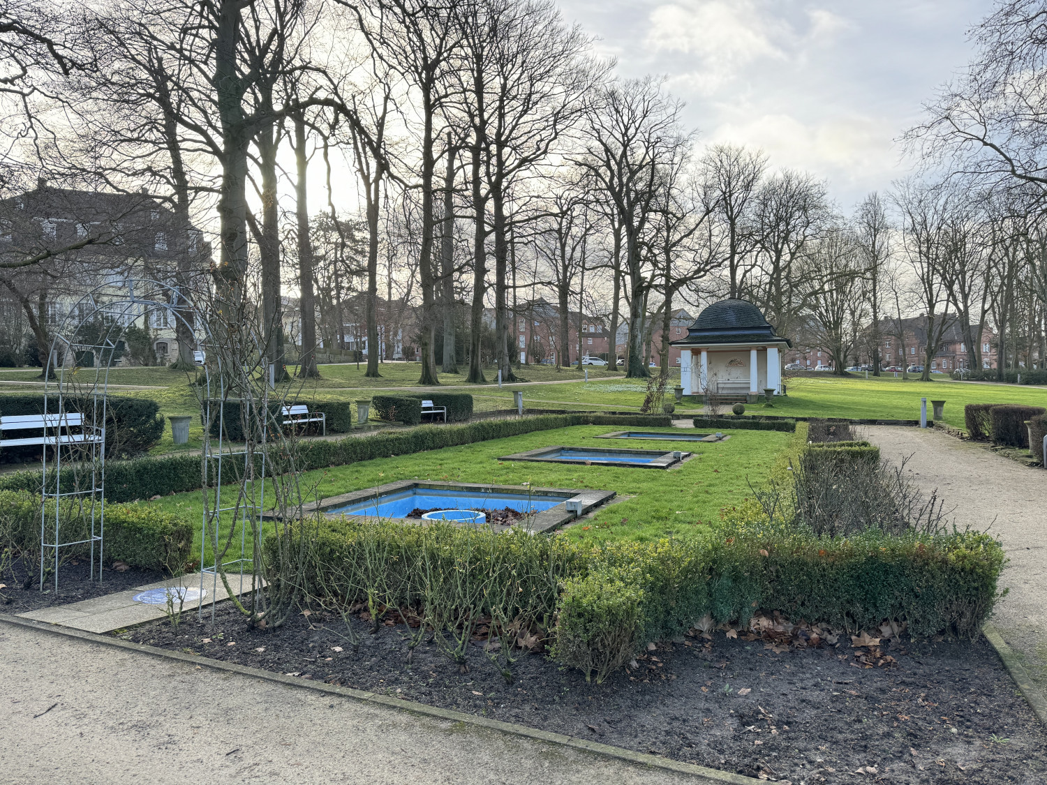 Der Bad Nenndorfer Sonnengarten ist im Winter vielleicht etwas trostlos, mit den Blüten vom Frühjahr bis zum Herbst aber schon jetzt ein schöner Ort. Dem historischen Vorbild entsprechend soll er noch blütenprächtiger werden.