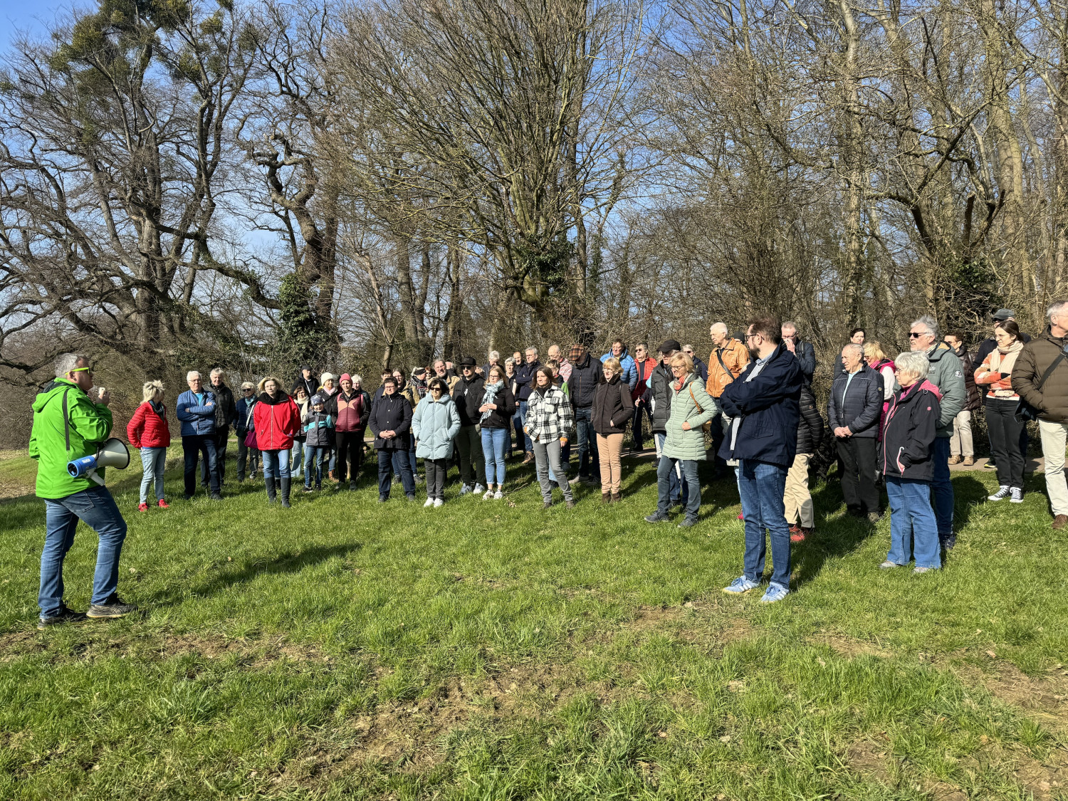 Beim Rundgang mit dem LaGa-Team können die Teilnehmenden alles fragen, was sie interessiert.