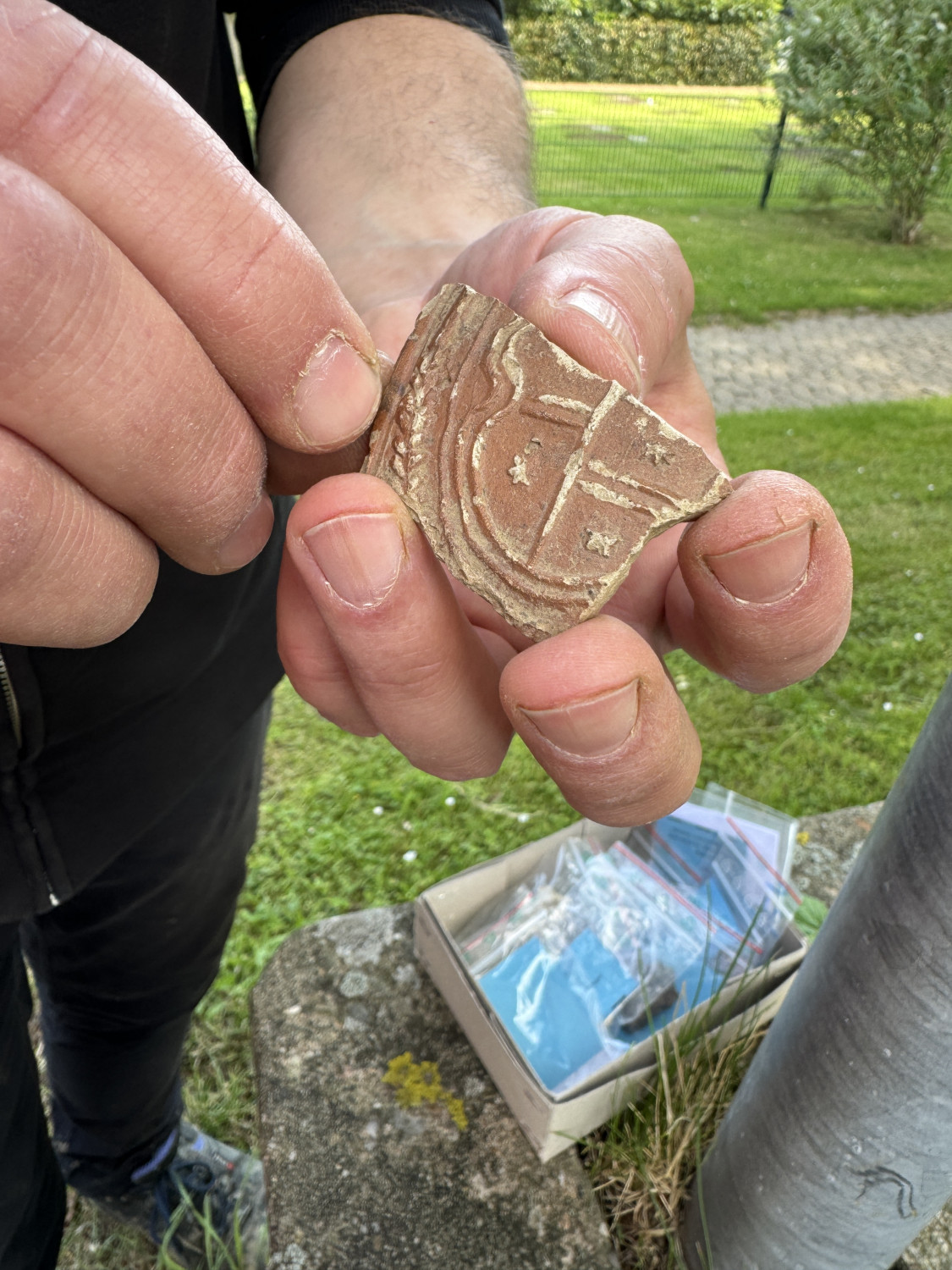Das Team der Kommunalarchäologie fand ein Stück eines Wappenmedaillons.