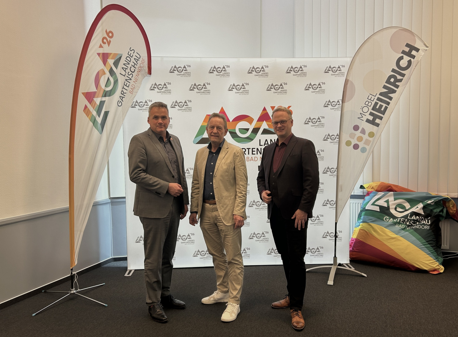 Möbel Heinrich ist Hauptsponsor der Landesgartenschau 2026 in Bad Nenndorf. Dies haben Mike Schmidt (von links), Heiner Struckmann und Benjamin Lotz besiegelt.