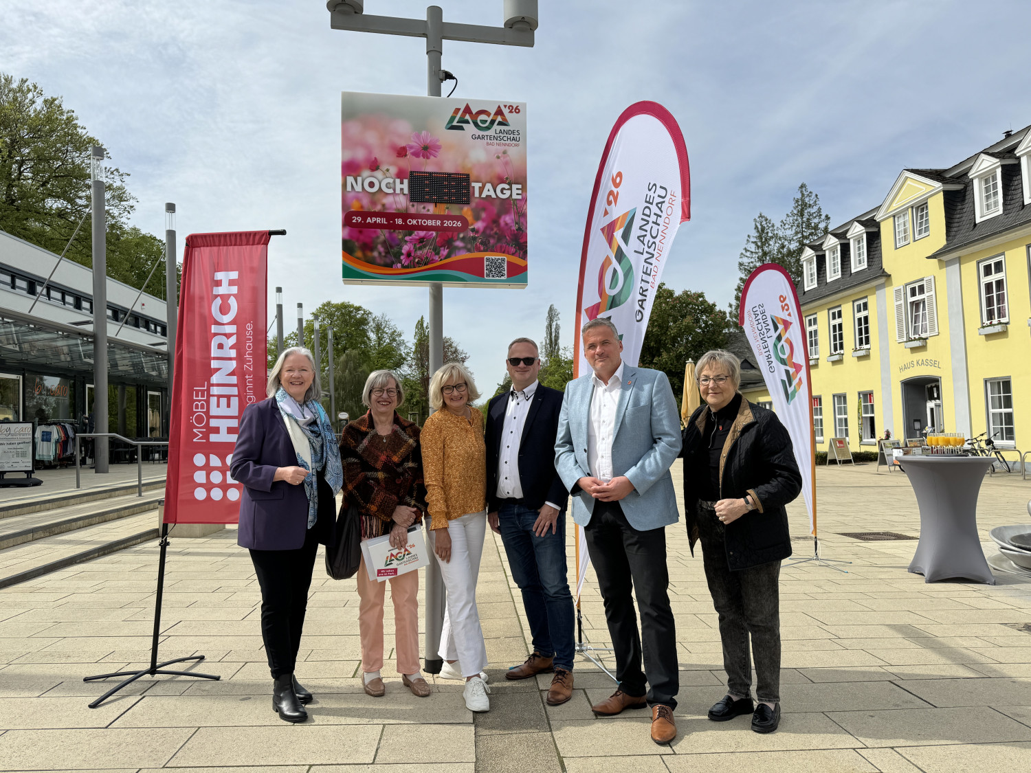 Marion Kramer (von links) und Heike Weidemann vom LaGa-Förderverein, das Geschäftsführer-Duo Annette Stang und Benjamin Lotz, Stadtdirektor Mike Schmidt und Bürgermeisterin Marlies Matthias haben ein klares Ziel vor Augen: in 730 Tagen wir die Landesgartenschau Bad Nenndorf eröffnet – die Anzeigetafel zählt die Tage herab.